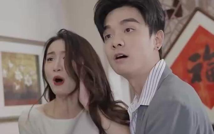 《不装了，脚踹渣男后我成了全球女战神》海报