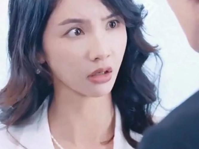 《战帝的冰山美女老婆》海报