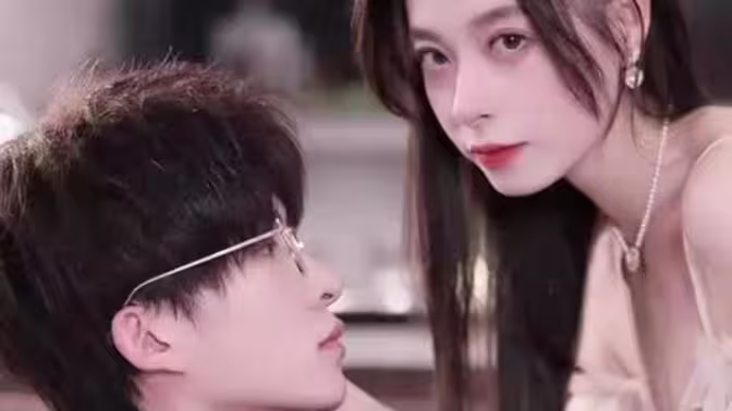 《离婚后，夫人成了千亿大佬》海报