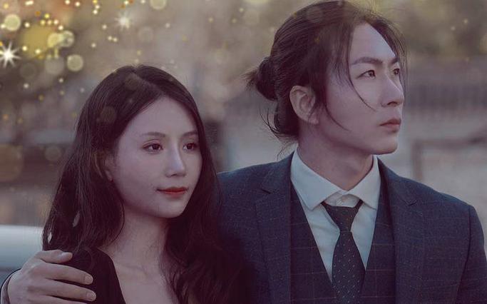 《我靠颜值崛起了》海报