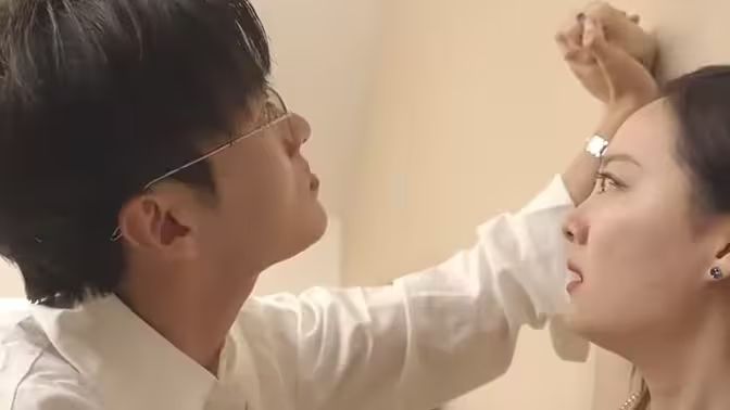 《逢迎》海报