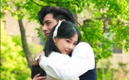 《总裁夫人的双面身份》海报