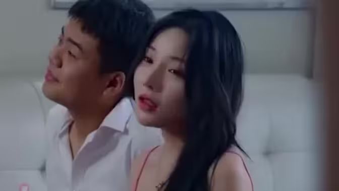 《开局一个亿，干翻全世界》海报
