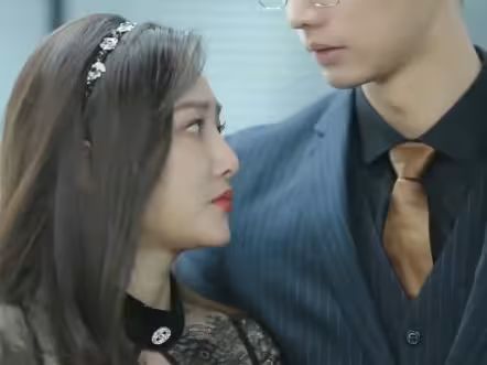 《惹是非的是她》海报