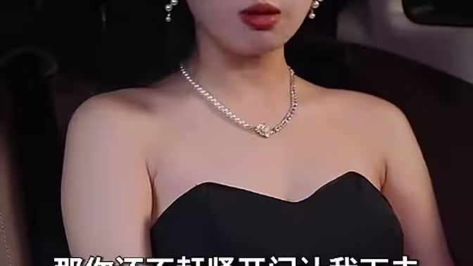 《我躺着成了首富》海报