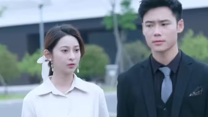 《逆天龙皇 （退婚后六大国民女神悔疯了）》海报