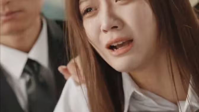 《她不哄他了》海报