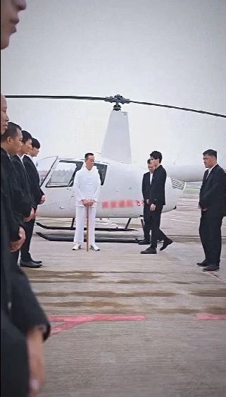 《惹不起的她》海报