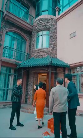 《贬值成了财神》海报