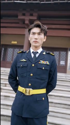 《战神奶爸是马甲大佬》海报