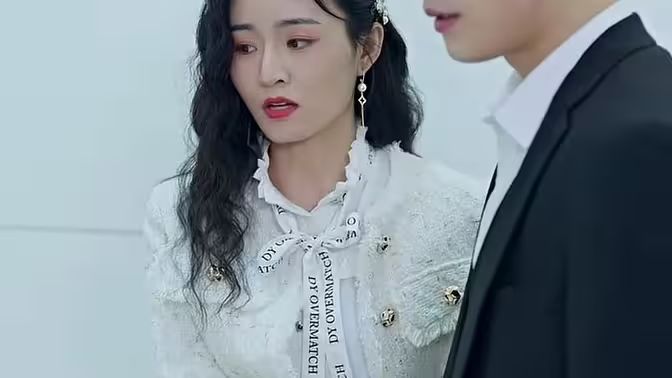《离婚后夫人她成了大佬》海报