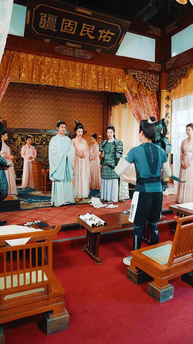 《女王的极品画师》海报