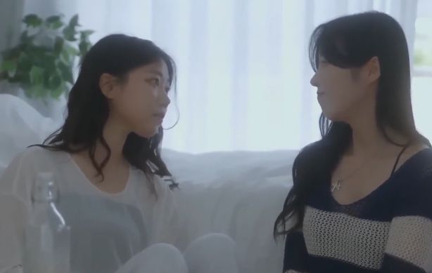 《红色耳语》海报