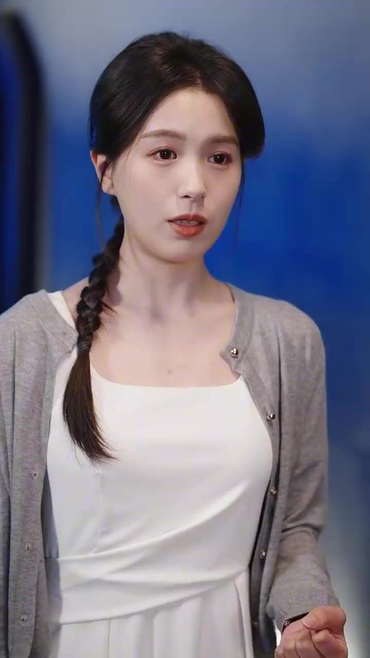 《月亮先动心》海报